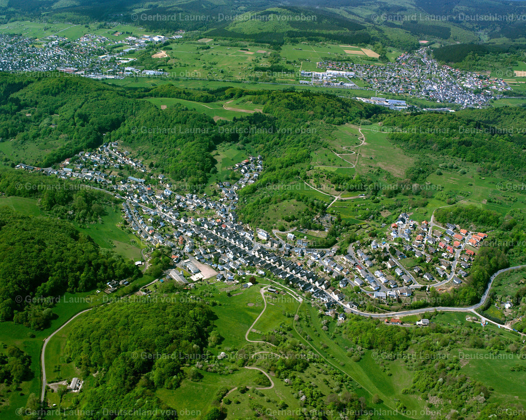 2610307 | NANZENBACH 05.07.2006 Ortsansicht der Straßen und Häuser der Wohngebiete in Nanzenbach im Bundesland Hessen, Deutschland // Town View of the streets and houses of the residential areas in Nanzenbach in the state Hesse, Germany Foto: Gerhard Launer