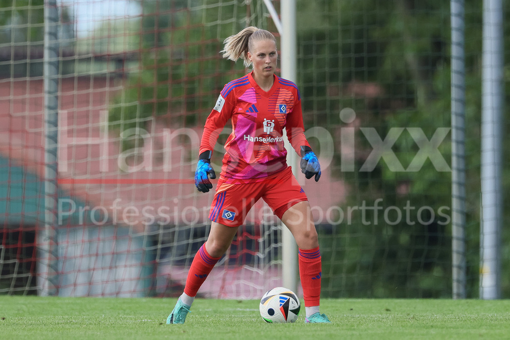 Fussball, Testspiel Frauen, Hamburger SV - SV Werder Bremen | v.li.: Inga Schuldt (Torhüterin, Torwart, Hamburger SV, 1) am Ball, Freisteller, Einzelbild, Ganzkörper, Aktion, Action, Spielszene
