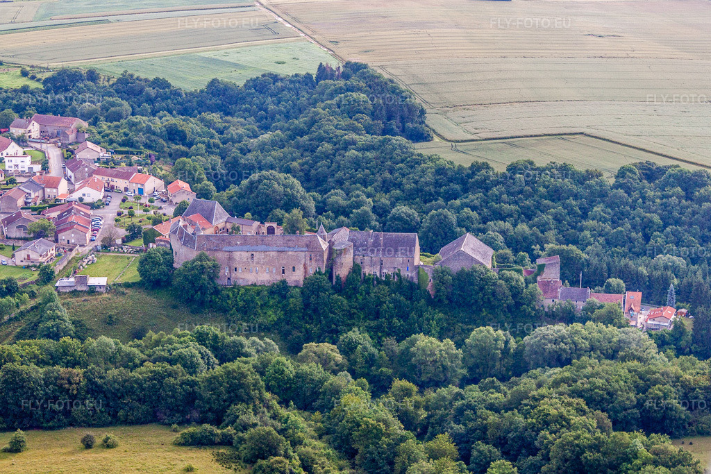 Vue aérienne: Le complexe castral de Roussy-le-bourg à Roussy-le-Village dans le département Moselle, France. Photo: IMG_50635.jpg prise le 24/06/2012 par Werner Riehm/FLY-FOTO.eu – Résolution de l'original: 4543 x 3028 px