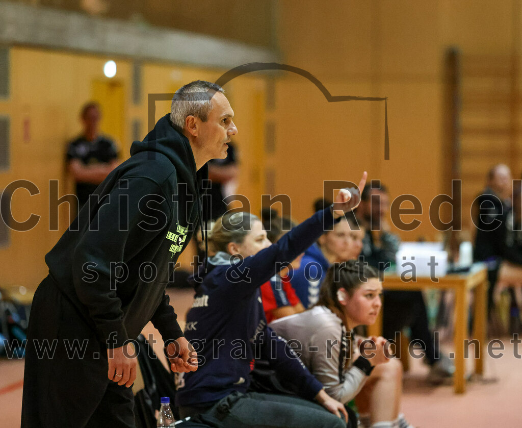 2022-11-19_058_SpVgg_Altenerding_gegen_HC_Donau-Paar | Erding, Deutschland, 19.11.2022:
Handball, Bezirksoberliga Frauen Altbayern 2022 / 2023, 5. Spieltag, SpVgg Altenerding gegen HC Donau/Paar, Endergebnis: 22:33

Trainer Damir Novokmet (HC Donau/Paar)

Foto: Christian Riedel / fotografie-riedel.net