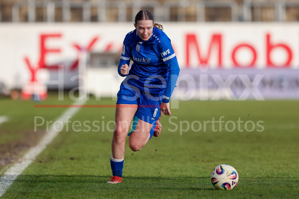 Fussball, 2. Frauen-Bundesliga, SV Meppen - FC Bayern München II | Laura Bröring (SV Meppen, 6) am Ball, Freisteller, Einzelbild, Ganzkörper, Aktion, Action, Spielszene, DIE DFB-RICHTLINIEN UNTERSAGEN JEGLICHE NUTZUNG VON FOTOS ALS SEQUENZBILDER UND/ODER VIDEOÄHNLICHE FOTOSTRECKEN. DFB REGULATIONS PROHIBIT ANY USE OF PHOTOGRAPHS AS IMAGE SEQUENCES AND/OR QUASI-VIDEO.