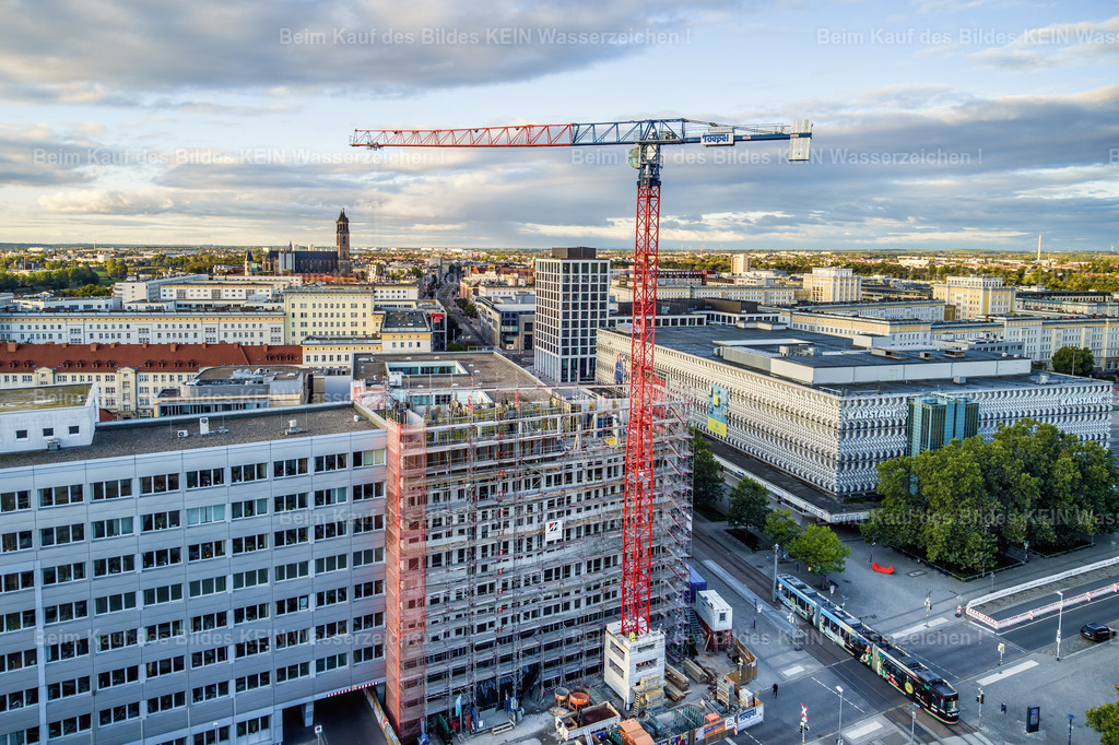 MWG_Baustelle_September_2_2023-0009 | Blick aus der Drohne auf die Baustelle des späteren MWG-Forums am Breiten Weg in Magdeburg. Der Baukran und die entstehende Gebäudestruktur prägen die Aufnahme und zeigen das Projekt mitten in seiner Entstehungsphase.Die frontale Drohnenperspektive macht den Baufortschritt besonders gut nachvollziehbar. Aus dem zunächst unscheinbaren Baufeld entsteht Schritt für Schritt das markante Hochhaus der MWG.Die Aufnahme ist Teil einer fotografischen Begleitung des Bauprojekts. Solche Bilder dokumentieren nicht nur einen einzelnen Bauzustand, sondern halten die Entwicklung eines Gebäudes über einen längeren Zeitraum fest.Gerade bei größeren Bauvorhaben bietet die Kombination aus unterschiedlichen Drohnenperspektiven eine anschauliche Dokumentation: vom ersten Rohbau über den weiteren Baufortschritt bis zum fertigen Gebäude. - Realisiert mit Pictrs.com