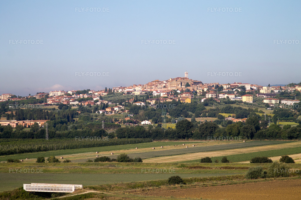 Luftbild: Ortsansicht in Sant’Anastasio im Bundesland Toscana in Italien. Foto: IMG_43824.jpg vom 29.07.2011 durch Werner Riehm/FLY-FOTO.de