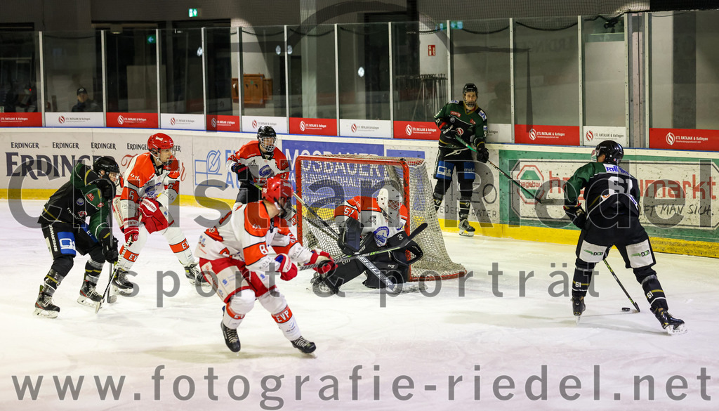 2022-12-02_031_TSV_Erding_gegen_EV_Pegnitz | Erding, Deutschland, 02.12.2022:
Eishockey, Bayernliga 2022 / 2023, 17. Spieltag, TSV Erding gegen EV Pegnitz, Endergebnis: 9:3

Erik Modlmayr (Erding Gladiators, #21), Jonas Voigt (EV Pegnitz, #6), Torwart Filip Rieger (EV Pegnitz, #51), Florian Zimmermann (Erding Gladiators, #5), Roni Rukajärvi (Erding Gladiators, #61)

Foto: Christian Riedel / fotografie-riedel.net