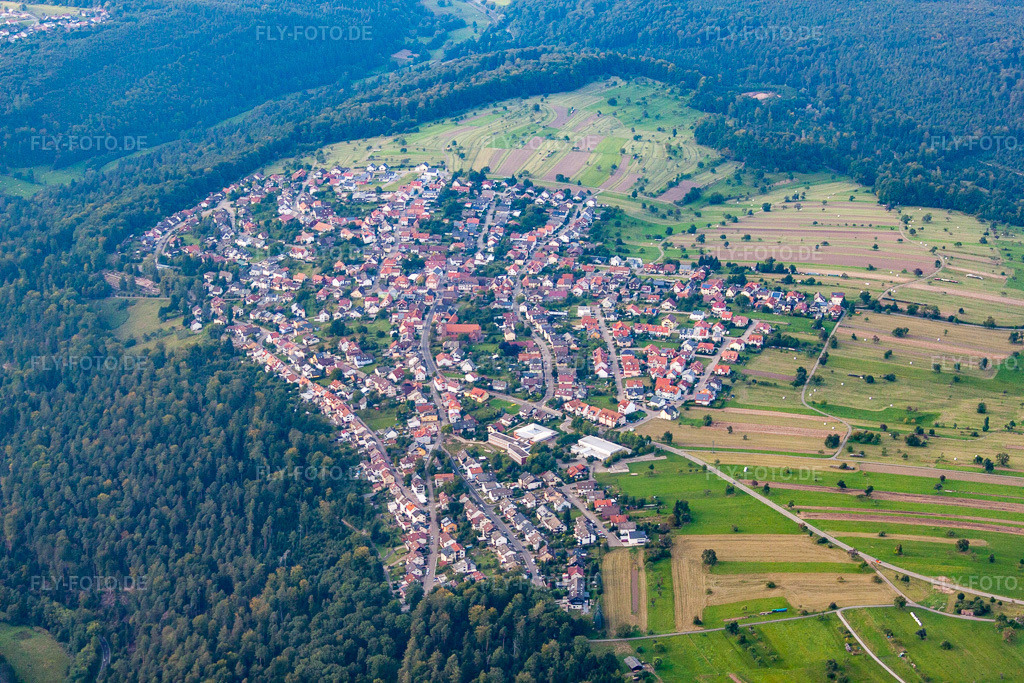 Luftbild: Ortsansicht von Süden im Ortsteil Pfaffenrot in Marxzell im Bundesland Baden-Württemberg in Deutschland. – Foto: IMG_53166.jpg vom 09.09.2012 durch Werner Riehm/FLY-FOTO.de – Auflösung des Originals: 4752 x 3168 px