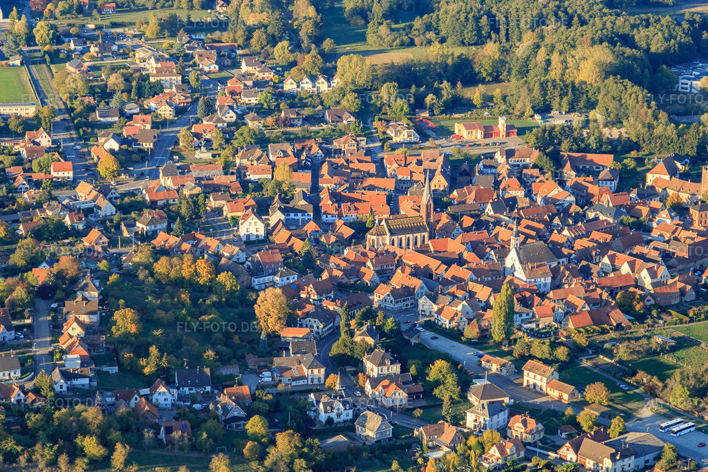 Luftbild: Ortsansicht aus Süden mit Eglise St Laurent in Wœrth im Bundesland Bas-Rhin in Frankreich. – Foto: IMG_112134.jpg vom 13.10.2018 durch Werner Riehm/FLY-FOTO.de – Auflösung des Originals: 5099 x 3400 px