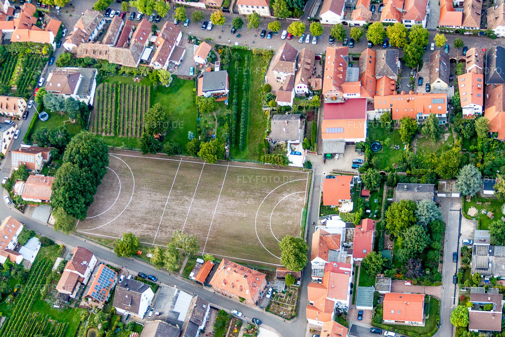 Luftbild: Sportplatz- Fussballplatz der Freizeitanlage in Rhodt unter Rietburg im Bundesland Rheinland-Pfalz in Deutschland. Foto: IMG_33091.jpg vom 04.09.2010 durch Werner Riehm/FLY-FOTO.de