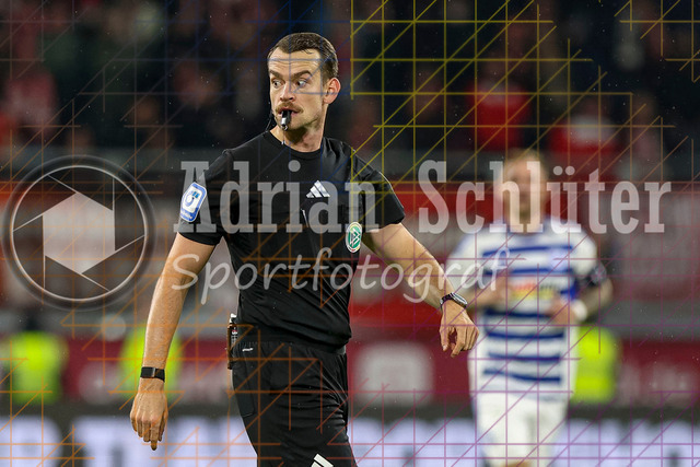 MSV Duisburg vs Rot-Weiss Essen - 3. Liga | Duisburg, Deutschland, 26.10.25:   Schiedsrichter Richard Hempel schaut waehrend des Spiels der 3. Liga MSV Duisburg vs Rot-Weiss Essen in der schauinsland-reisen-arena(Foto von Brauer-Fotoagentur / Adrian Schlueter)