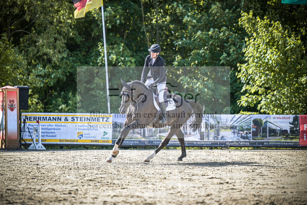 DOS_8852 | Entdecke hochwertige Reitturnierfotos von Foto Oger. Professionell, emotional und authentisch – jetzt Lieblingsmomente im Shop bestellen.Deutschlandweite Turnierfotografie. - Realisiert mit Pictrs.com