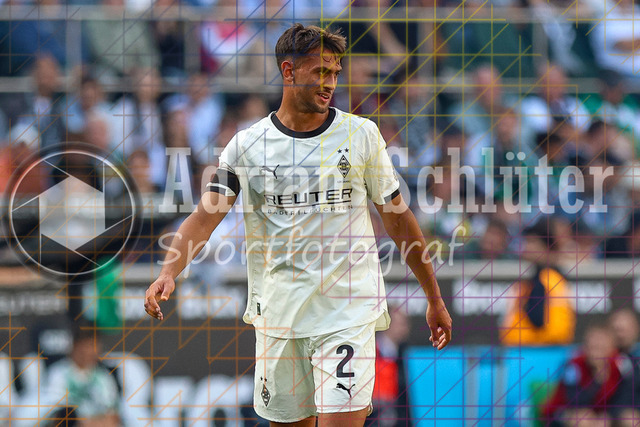 Borussia Mönchengladbach vs Hamburger SV - Bundesliga  | Mönchengladbach, Deutschland, 24.08.25:   Fabio Chiarodia (Borussia Mönchengladbach) schaut waehrend des Spiels der Bundesliga zwischen Borussia Mönchengladbach vs Hamburger SV im Stadion im Borussia Park(Foto von Brauer-Fotoagentur / Adrian Schlueter)