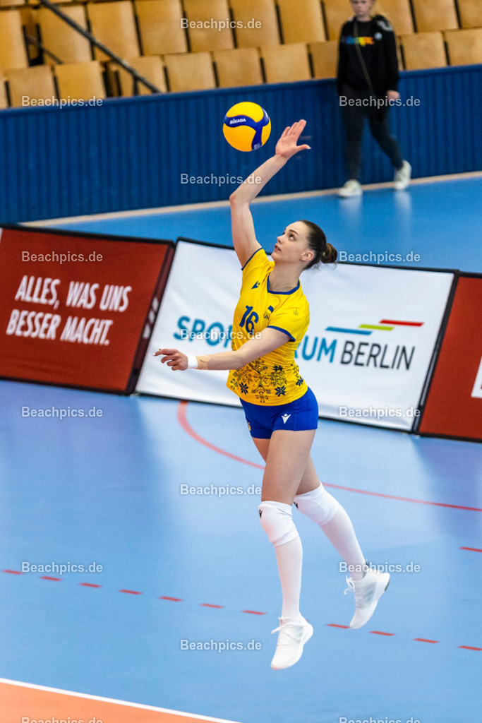 2023-00070903-Freundschaftsspiel-Deutschland-Ukraine | Aufschlag Anastasiia MAIEVSKA UKR 20.05.2023; Berlin Foto: Gerold Rebsch - www.beachpics.de
