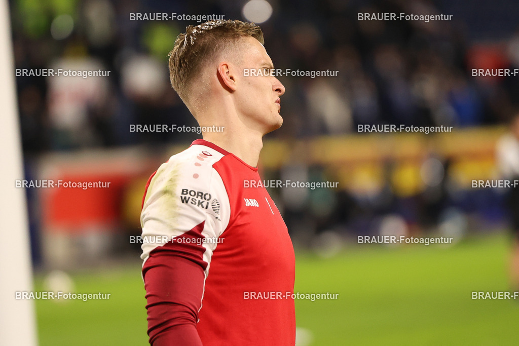 MSV Duisburg - Rot-Weiss Essen  | Duisburg, Deutschland, 26.10.2025 Jakob Golz  (Rot-Weiss Essen) schaut während des 3.Liga Spiels zwischen MSV Duisburg und Rot-Weiss Essen in der Schauinsland-Reisen-Arena am 26.10.2025 in Duisburg (Foto von Timo Bluhmki-Schmidt/ Brauer Fotoagentur