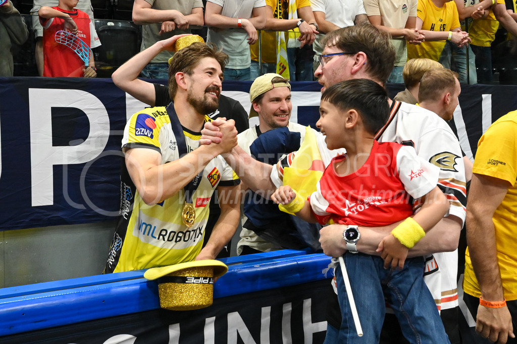 Zug United - HC Rychenberg - 25. April 2026 | Tim Aeschimann (#81 HC Rychenberg Winterthur) nimmt Gratulationen vom ehemaligen Primarschullehrer entgegen am L-UPL Superfinal-Spiel zwischen Zug United und HC Rychenberg am 25. April 2026 in der BCF Arena, Fribourg, Schweiz.Bild: Sportfotografie Markus Aeschimann | www.markus-aeschimann.ch - Realisiert mit Pictrs.com