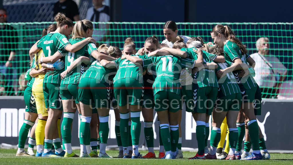 Fussball, Google Pixel Frauen-Bundesliga, RB Leipzig - SV Werder Bremen | Spielerinnen des SV Werder Bremen schwören sich mit einem Mannschaftskreis ein, Teamkreis, Ansprache, Motivation, DIE DFB-RICHTLINIEN UNTERSAGEN JEGLICHE NUTZUNG VON FOTOS ALS SEQUENZBILDER UND/ODER VIDEOÄHNLICHE FOTOSTRECKEN. DFB REGULATIONS PROHIBIT ANY USE OF PHOTOGRAPHS AS IMAGE SEQUENCES AND/OR QUASI-VIDEO.