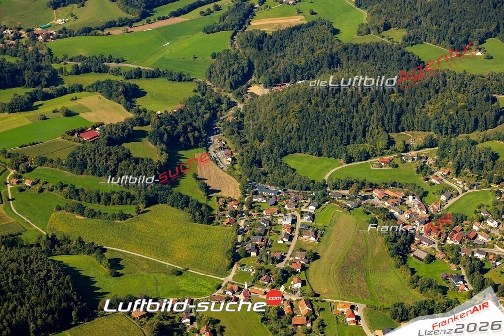 Das Luftbild zeigt : Trasching Roding - Die Luftaufnahme wurde 2023 vom UL-Flugzeug aus erstellt ( keine Drohne ) - Hochauflösende Luftaufnahme - Für grossformatige Ausdrucke geeignet. Die Geschenkidee !Mit Lizenz und Bildrechte bestellbar
