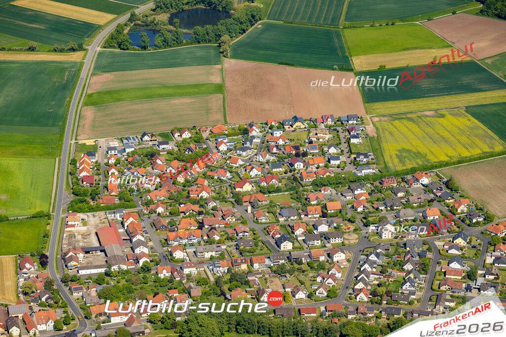 Luftaufnahme der Stadt Donnersdorf - Die Luftaufnahme wurde 2025 vom UL-Flugzeug heraus erstellt ( keine Drohne ) - Hochauflösende Luftaufnahme - für professionelle Ausdrucke geeignet. Die Geschenkidee !Mit Lizenz und Bildrechte bestellbar