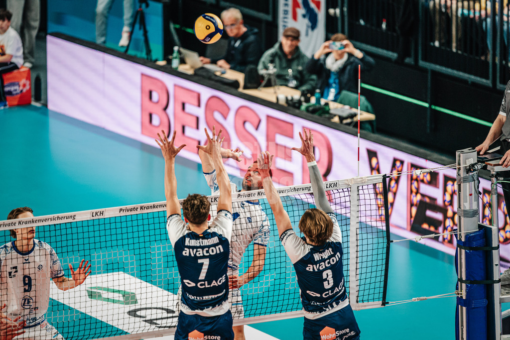 Volleyball | Herren | Saison 2024/2025 | 1. Volleyball Bundesliga Männer | Halbfinale | SVG Lüneburg vs. VfB Friedrichshafen | 19.04.2025 | Tim Peter (#4, VfB Friedrichshafen) beim Angriff