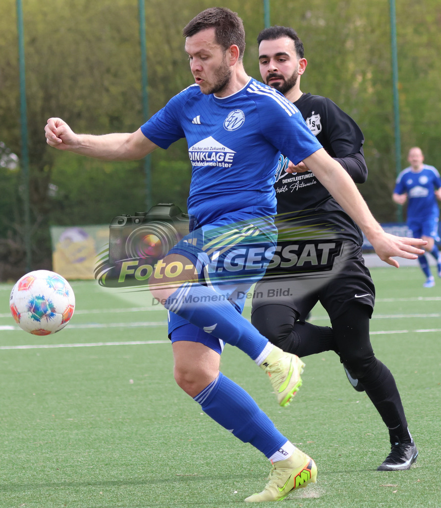 SV Enger-Westerenger - TSV Löhne | Auf dem Bild zu sehen: blau SV Enger-Westerenger: Tim Deidersen ; schwarz TSV Löhne: Ahmet Balcioglu SV Enger-Westerenger, TSV Löhne, Saison 25/26, Kreisliga A, Enger, Deutschland - Realisiert mit Pictrs.com
