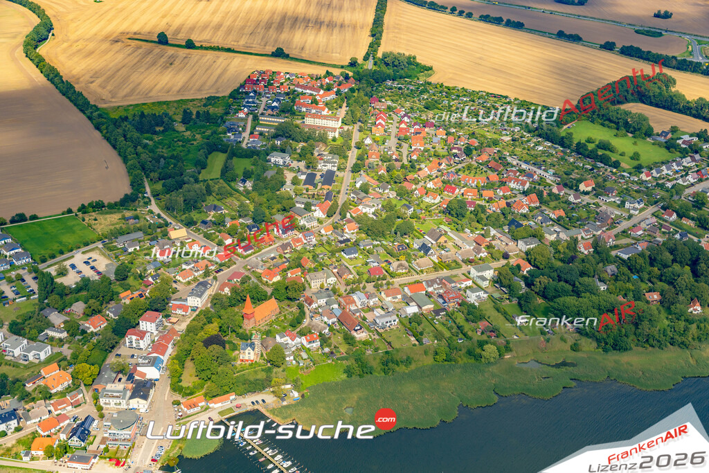 Bild der Stadt Altefähr - Die Luftaufnahme wurde 2025 vom UL-Flugzeug heraus erstellt ( keine Drohne ) - Hochauflösende Luftaufnahme - für professionelle Ausdrucke geeignet. Die Geschenkidee !Hier alle&nbsp;Infos zur Lizenzierung der LuftaufnahmeWir fliegen auch dieses Jahr wieder in Ihre Region um Luftbilder zu erstellen.- Luftbild anfragen