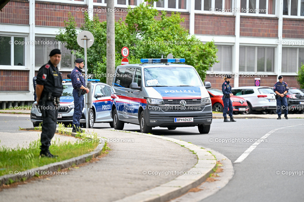 Polizeieinsatz Linz Nietzschestrasse nach Bombendrohung im Polizeigebaeude_ 22.05.2024-1 | 22.05.2024, AUT, Polizeieinsatz Linz Nietzschestrasse nach Bombendrohung im Polizeigebaeude, im Bild Polizei, Einsatz, Beamte, Fahrzeuge, Absperrung