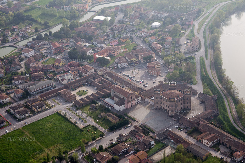 Vue aérienne: Vue de la ville à Mesola dans le département Ferrara, Italie. Photo: IMG_087294.jpg prise le 05/04/2016 par Werner Riehm/FLY-FOTO.euRésolution de l'original: 5472 x 3648 px