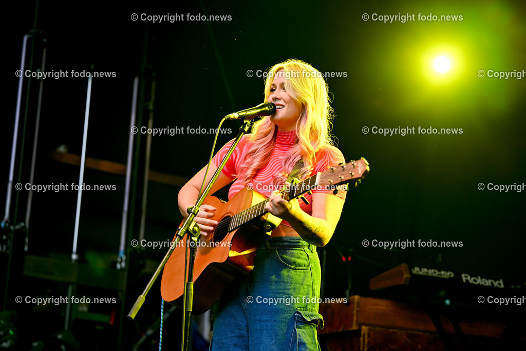 Posthof_ Hanna Batka_ Open Air Konzert_ 24.07.2023-1 | 24.07.2023, Linz, AUT, Posthof, Open Air Konzert Hanna Batka, im Bild Hanna Batka (Popmusikerin aus Berlin)