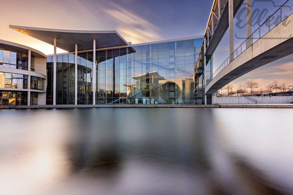 Symphony of Glass | Modern architecture meets quiet precision along the Spree. The glass façade of the Marie-Elisabeth-Lüders-Haus mirrors the fading daylight — a space where transparency and structure flow together. - Realisiert mit Pictrs.com