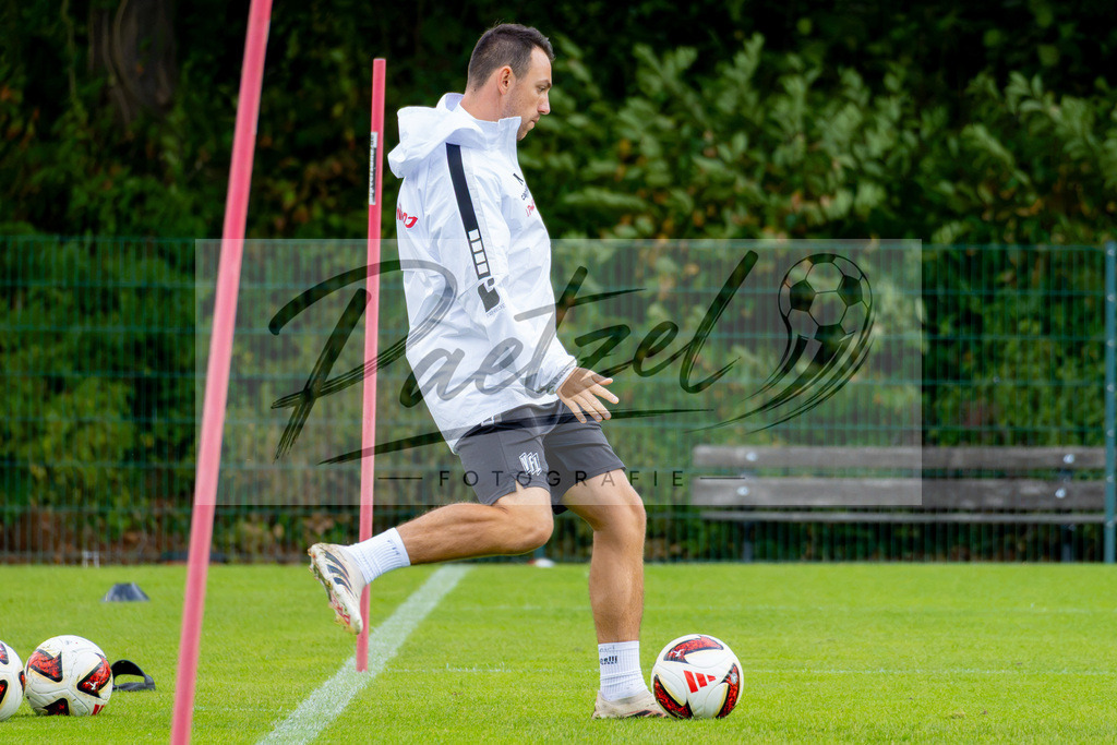 20260909_TRAOSN_0648 | Fußball, Herren: Co-Trainer Frithjof Hansen (VfL Osnabrück) in Aktion, am Ball, Einzelaktion beim Training des VfL Osnabrück am 09.09.2026 im Sportpark Illoshöhe in Osnabrück, Deutschland.(Foto von Nico Paetzel) - Realisiert mit Pictrs.com