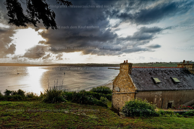 Abendlicht über der bretonischen Küste | Stimmungsvolle Küstenlandschaft in der Bretagne mit altem Steinhaus, Meerblick und dramatischem Himmel. Das warme Licht über dem Wasser und die dunklen Wolken verleihen der Szene eine ruhige, raue und zugleich romantische Atmosphäre. - Realisiert mit Pictrs.com