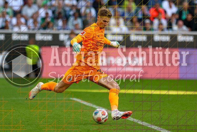 Borussia Mönchengladbach vs Hamburger SV - Bundesliga  | Mönchengladbach, Deutschland, 24.08.25:   Moritz Nicolas in Aktion am Ball, Einzelaktion waehrend des Spiels der Bundesliga zwischen Borussia Mönchengladbach vs Hamburger SV im Stadion im Borussia Park(Foto von Brauer-Fotoagentur / Adrian Schlueter)