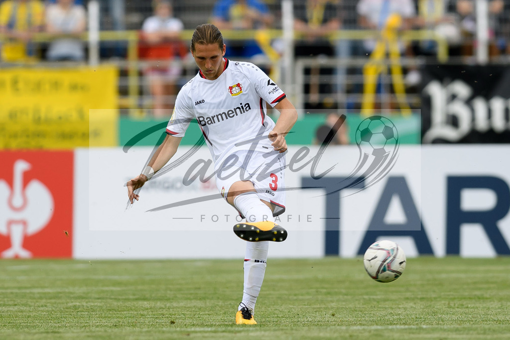 LLELEV20210807_112 | Fussball, Herren: Panagiotis Retsos (Bayer 04 Leverkusen) in Aktion, am Ball, Einzelaktion beim Spiel der 1. Runde im DFB-Pokal zwischen 1. FC Lokomotive Leipzig und Bayer 04 Leverkusen im Bruno-Plache-Stadion am 07.08.2021 in Leipzig, Deutschland.DFB / DFL REGULATIONS PROHIBIT ANY USE OF PHOTOGRAPHS AS IMAGE SEQUENCES AND/OR QUASI-VIDEO. - Realisiert mit Pictrs.com