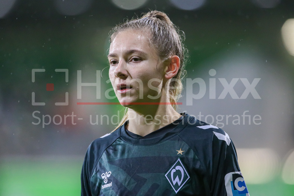 Fussball, DFB-Pokal Frauen, VfL Wolfsburg - SV Werder Bremen | v.li.: Michelle Weiß (SV Werder Bremen, 8) Portrait, Nahaufnahme, Einzelfoto, Einzelbild, DIE DFB-RICHTLINIEN UNTERSAGEN JEGLICHE NUTZUNG VON FOTOS ALS SEQUENZBILDER UND/ODER VIDEOÄHNLICHE FOTOSTRECKEN. DFB REGULATIONS PROHIBIT ANY USE OF PHOTOGRAPHS AS IMAGE SEQUENCES AND/OR QUASI-VIDEO.