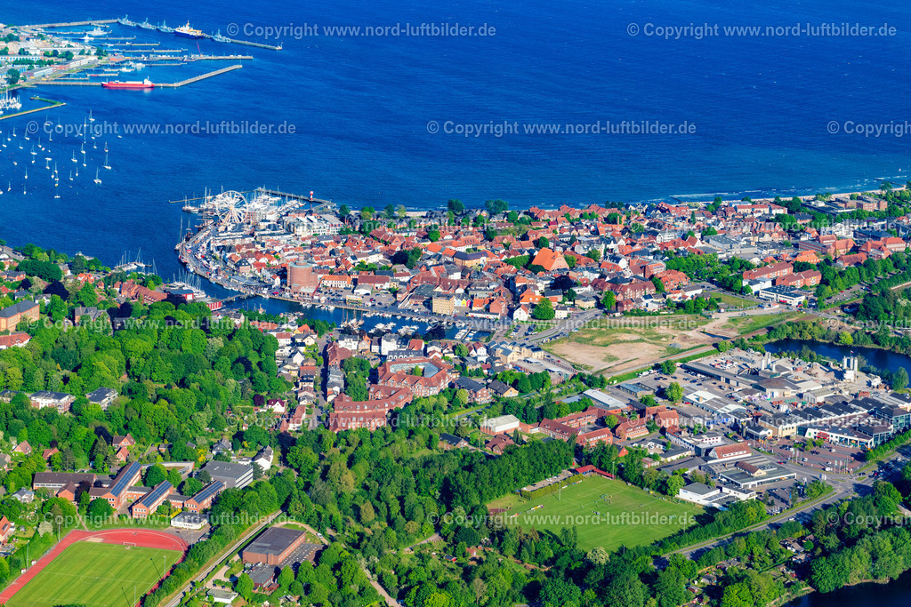 Eckernförde_Altstadt_ELS_2565170524 | ECKERNFöRDE 17.05.2024 Stadtansicht am Meeres-Küstenbereich der Ostsee in Eckernförde im Bundesland Schleswig-Holstein, Deutschland. Weiterführende Informationen bei: Stadt Eckernförde. // City view on sea coastline of Baltic Sea in Eckernfoerde in the state Schleswig-Holstein, Germany. Further information at: Stadt Eckernfoerde. Foto: Martin Elsen