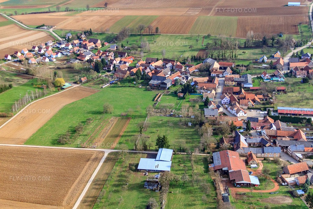 Aerial view: View of the town from the northwest in Geiswiller in the state Bas-Rhin, France. – Photo: IMG_38586.jpg taken on 03/20/2011 by Werner Riehm/FLY-FOTO.com – Resolution of the original: 4752 x 3168 px