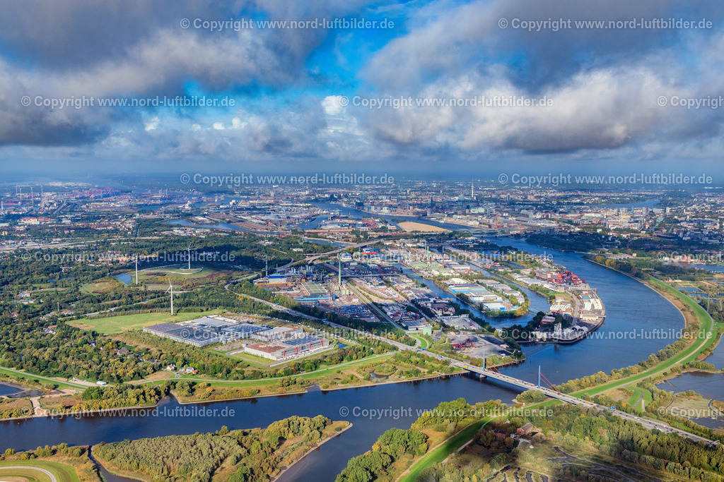 Hamburg_Peute_Aurubis_Kupfer_Hütte_ELS_4139081022 | HAMBURG 08.10.2022 Industrie- und Gewerbegebiet an der Peutestraße - Hovestraße - Müggenburger Hauptdeich entlang des Flussverlaufs der Norderelbe im Ortsteil Veddel in Hamburg, Deutschland. // Industrial and commercial area on Peutestrasse - Hovestrasse - Mueggenburger Hauptdeich in the district Veddel in Hamburg, Germany. Foto: Martin Elsen