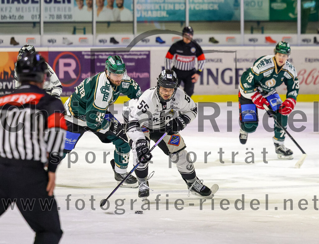 2025-11-25_087_TSV_Erding_gegen_EHF_Passau_Black_Hawks | Erding, Deutschland, 25.11.2025:Eishockey, Oberliga Süd 2025 / 2026, 20. Spieltag, TSV Erding gegen EHF Passau Black Hawks, Endergebnis: 2:3 n.V.Marc Schmidpeter (Erding Gladiators, #33), Elias Rott (EHF Passau Black Hawks, #55)Foto: Christian Riedel / fotografie-riedel.net