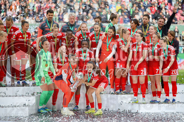 14.05.2026, GER, Fussball, Frauen, DFB-Pokal, Finale, Saison 2025/2026, VfL Wolfsburg - FC Bayern München | Lena Oberdorf und Natalia Padilla-Bidas (Bayern) halten den DFB Pokal