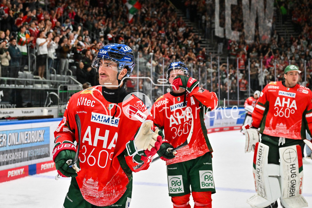 Augsburger Panther - Iserlohn Roosters | Die Augsburger Panther feiern zusammen mit ihren Fans den Heimsieg gegen Iserlohn / Penny DEL: Augsburger Panther - Iserlohn Roosters; Curt Frenzel Stadion am 21.09.2025 / im Bild Leon VAN DER LINDE (Augsbuerger Panther #43)