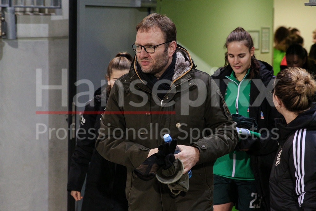 Fussball, Google Pixel Frauen-Bundesliga, VfL Wolfsburg - SV Werder Bremen | v.li.: Thomas Horsch (Trainer, Cheftrainer, SV Werder Bremen) Portrait, Nahaufnahme, Einzelfoto, Einzelbild, DIE DFB-RICHTLINIEN UNTERSAGEN JEGLICHE NUTZUNG VON FOTOS ALS SEQUENZBILDER UND/ODER VIDEOÄHNLICHE FOTOSTRECKEN. DFB REGULATIONS PROHIBIT ANY USE OF PHOTOGRAPHS AS IMAGE SEQUENCES AND/OR QUASI-VIDEO.