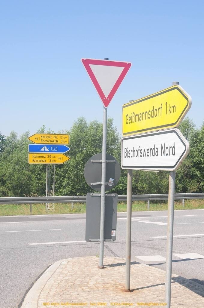 Geißmannsdorf-2026-Ortsbilder-185 | Geißmannsdorf bei Bischofswerda im Sommer 2026. Ein fotografischer Streifzug durch das Dorf Geißmannsdorf, mit Gebäuden, Straßen, Strohpuppen und geschmückten Vorgärten und Grundstücken anlässlich der 800-Jahr-Feier von Geißmannsdorf im Juni 2026 - Realisiert mit Pictrs.com