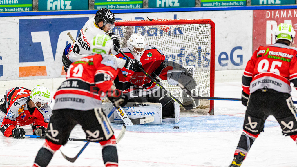 Testspiel TSV Peißenberg Miners vs EA Schongau Mammuts | Eishockey Bayernliga Vorbereitung 2023/2024, Testspiel TSV Peißenberg Miners vs EA Schongau MammutsPuck Maximilian FREYTAG (Miners Goali 30),2023-09-22 in Peißenberg (Eisstadion)30 Maximilian FREYTAG (Miners Goali 30), 68 Tobias Estermaier (Mammuts 68)Copyright: FotoLindner