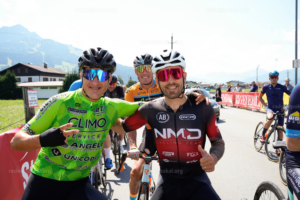 173_20230817_Bewerb_Maenner_Muehlanger | AUT - OESTERREICH, 2023-08-16: SPORT RENNRAD-FAHREN - 55. INTERNATIONALER RADWELTPOKAL IN ST. JOHANN IN TIROL  - Vintage-Radrennen mit WM-Bronze-Medaillen-Siegerin Christina Schweinberger, den Teilnehmer und Alexander Baumann (vom Orginastions-Team) - TAG 2 BEWERB MAENNER IN SECHS GRUPPEN  ; Foto: Roland Muehlanger