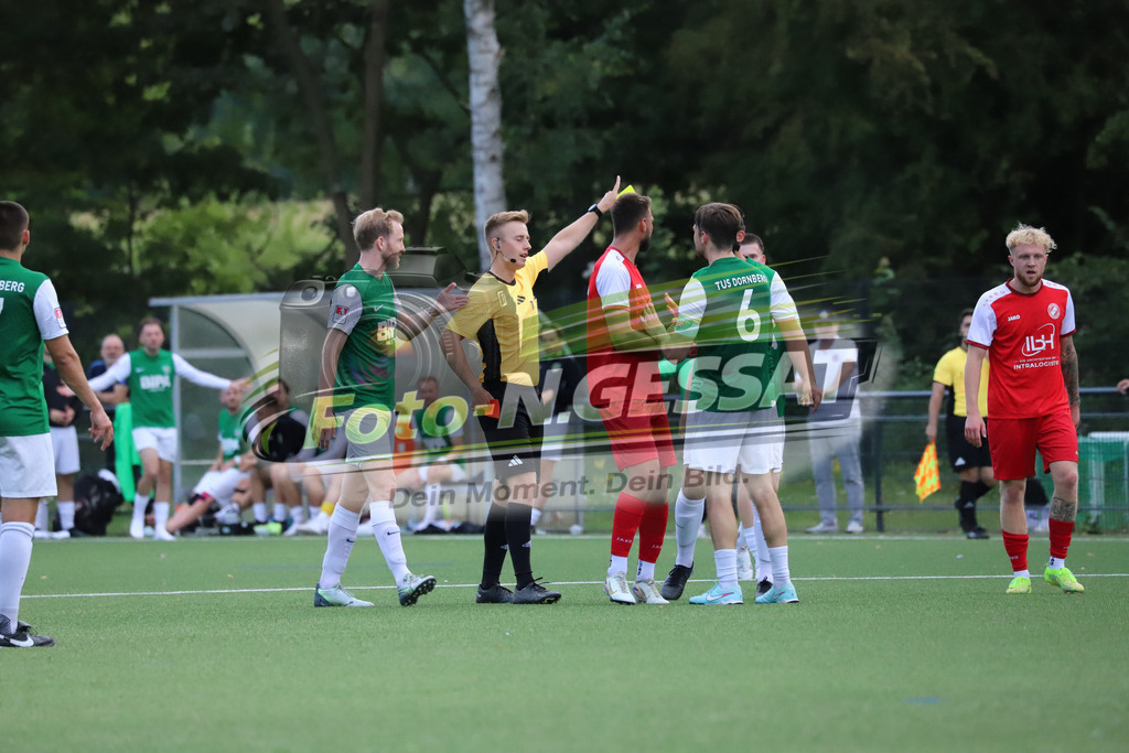 FC RW Kirchlengern - TuS Dornberg | Auf dem Bild zu sehen: Schiedsrichter: Jonas Friesen mit der Gelb-Roten Karten gegen TuS Dornberg: Charley AchtereekteFC RW Kirchlengern, TuS Dornberg, Saison 25/26, Landesliga, Kirchlengern, Deutschland - Realisiert mit Pictrs.com