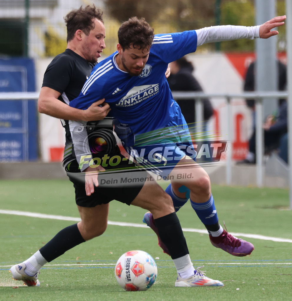 SV Enger-Westerenger - TSV Löhne | Auf dem Bild zu sehen: blau SV Enger-Westerenger: Taha Baroude ; schwarz TSV Löhne: Yazid Heddad SV Enger-Westerenger, TSV Löhne, Saison 25/26, Kreisliga A, Enger, Deutschland - Realisiert mit Pictrs.com