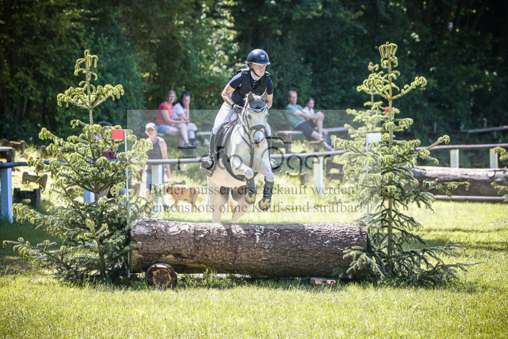 DOS_6090 | Entdecke hochwertige Reitturnierfotos von Foto Oger. Professionell, emotional und authentisch – jetzt Lieblingsmomente im Shop bestellen.Deutschlandweite Turnierfotografie. - Realisiert mit Pictrs.com