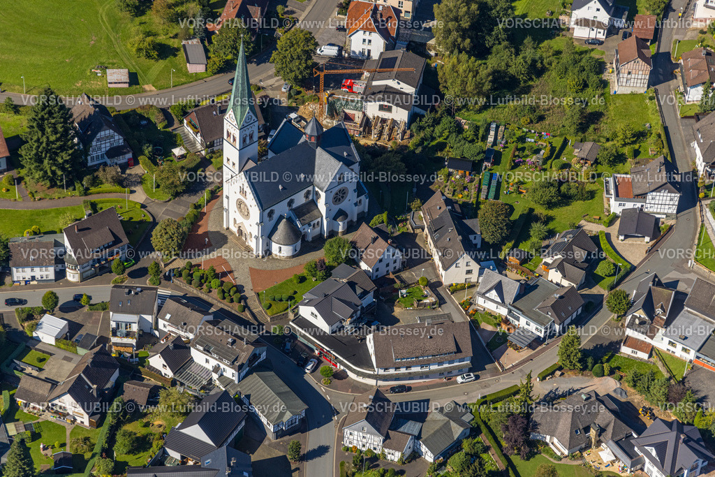 Finnentrop230908679 | Luftbild, St. Antonius Einsiedler Kirche, Baustelle am Feuerwehrhaus, Heggen, Finnentrop, Sauerland, Nordrhein-Westfalen, Deutschland
