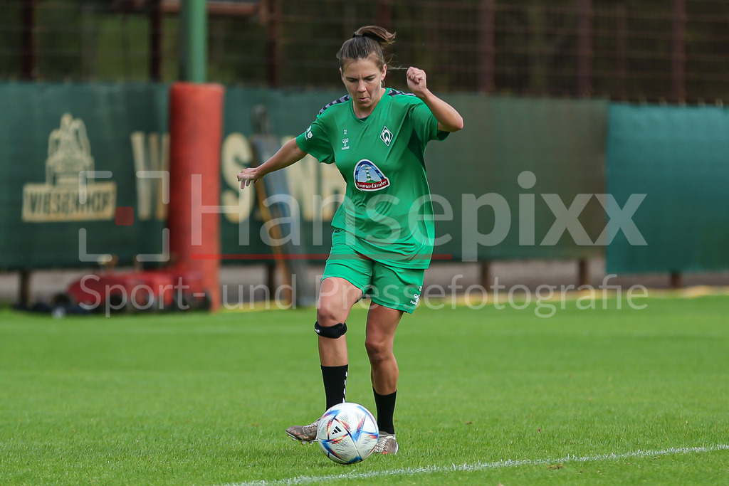 Fussball, Google Pixel Frauen-Bundesliga, Training SV Werder Bremen | v.li.: Rieke Dieckmann (SV Werder Bremen, 22) Freisteller, Einzelbild, Ganzkörper, Aktion, Action, Spielszene