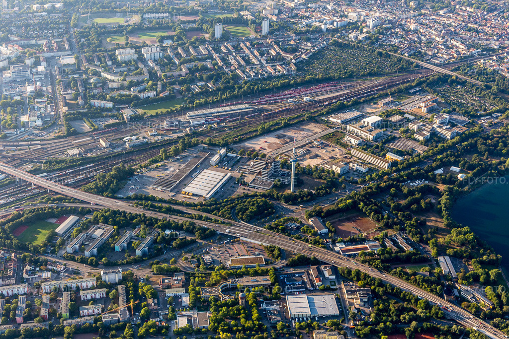 Luftbild: Hochstraße im Ortsteil Mundenheim in Ludwigshafen im Bundesland Rheinland-Pfalz in Deutschland. Foto: IMG_109562.jpg vom 31.07.2018 durch Werner Riehm/FLY-FOTO.de