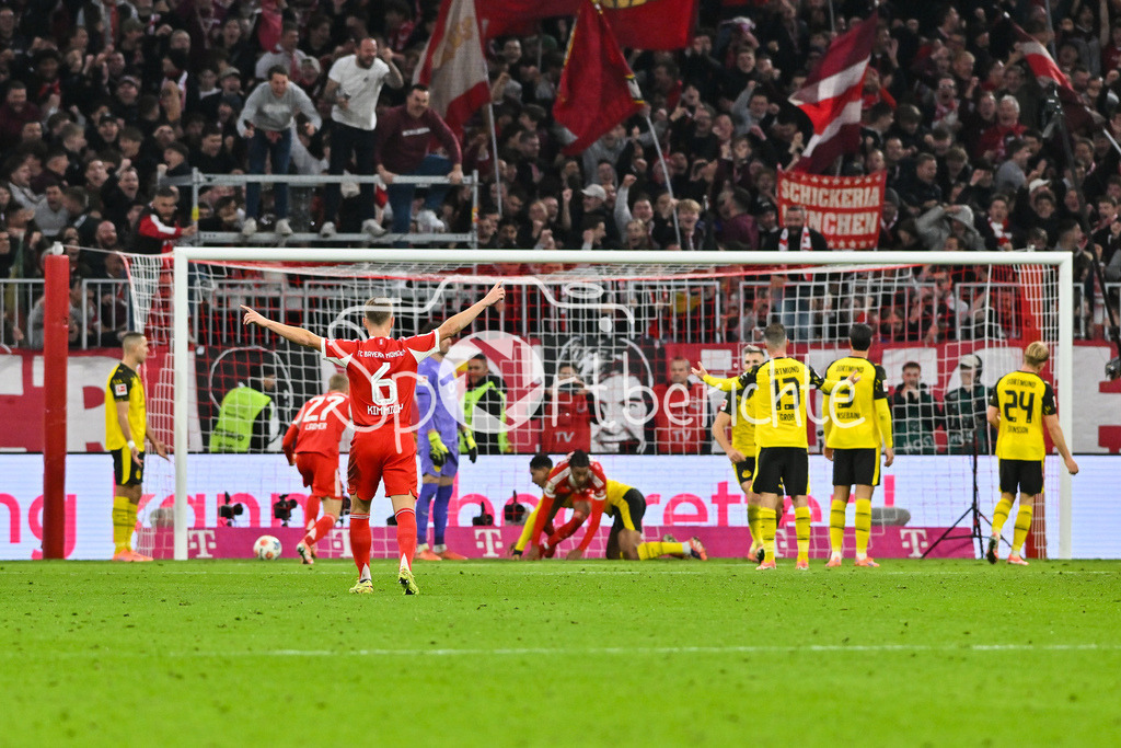 FC Bayern München - Borussia Dortmund | MUNICH, GERMANY - Joshua KIMMICH (FC Bayern Munich 6) celebrating the goal makes 2-0 Michael OLISE (FC Bayern Munich 17) during the bundesliga match between FC Bayern Munich vs. Borussia Dortmund on matchday 7 at Allianz Arena on October 18, 2025 in Munich, Germany / DFL REGULATIONS PROHIBIT ANY USE OF PHOTOGRAPHS AS IMAGE SEQUENCES AND/OR QUASI-VIDEO