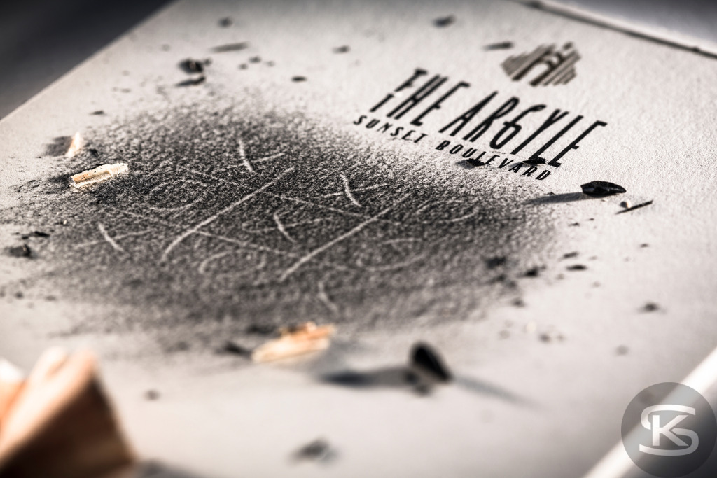 Hidden Messages von Stefan Kuhn – Fotografische Spuren und kreative Geschichten | Entdecken Sie die Fotoserie „Hidden Messages“: Fotografien alltäglicher Spuren, wie Hotelnotizen, die zu fiktiven Geschichten und imaginären Vergangenheiten inspirieren. Kreative Fotokunst zum Entdecken. - Realisiert mit Pictrs.com